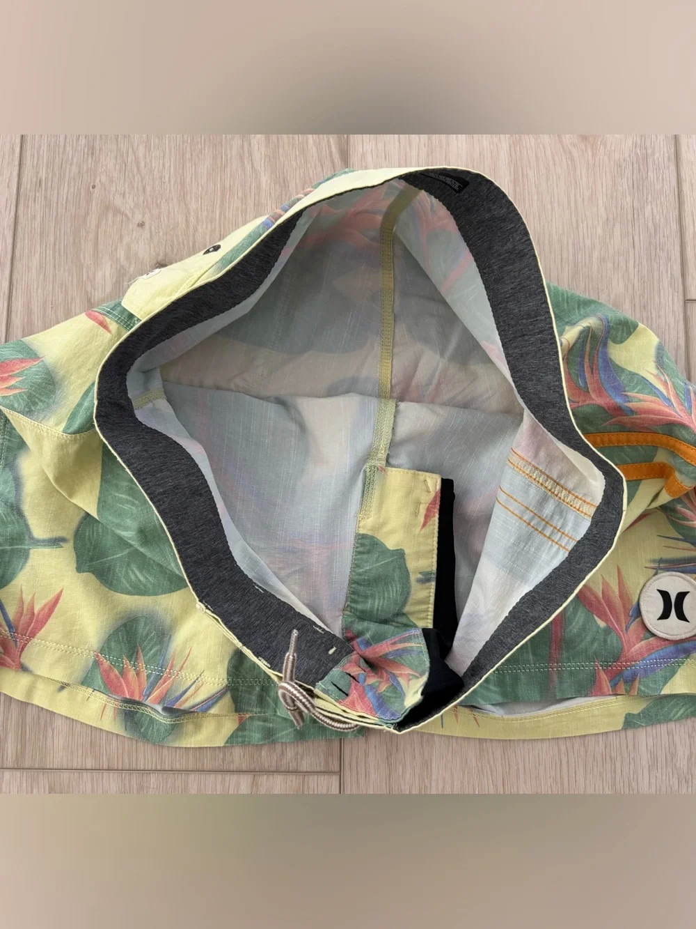 Men’s Hurley Phantom size 31 yellow tropical print board shorts swim trunks